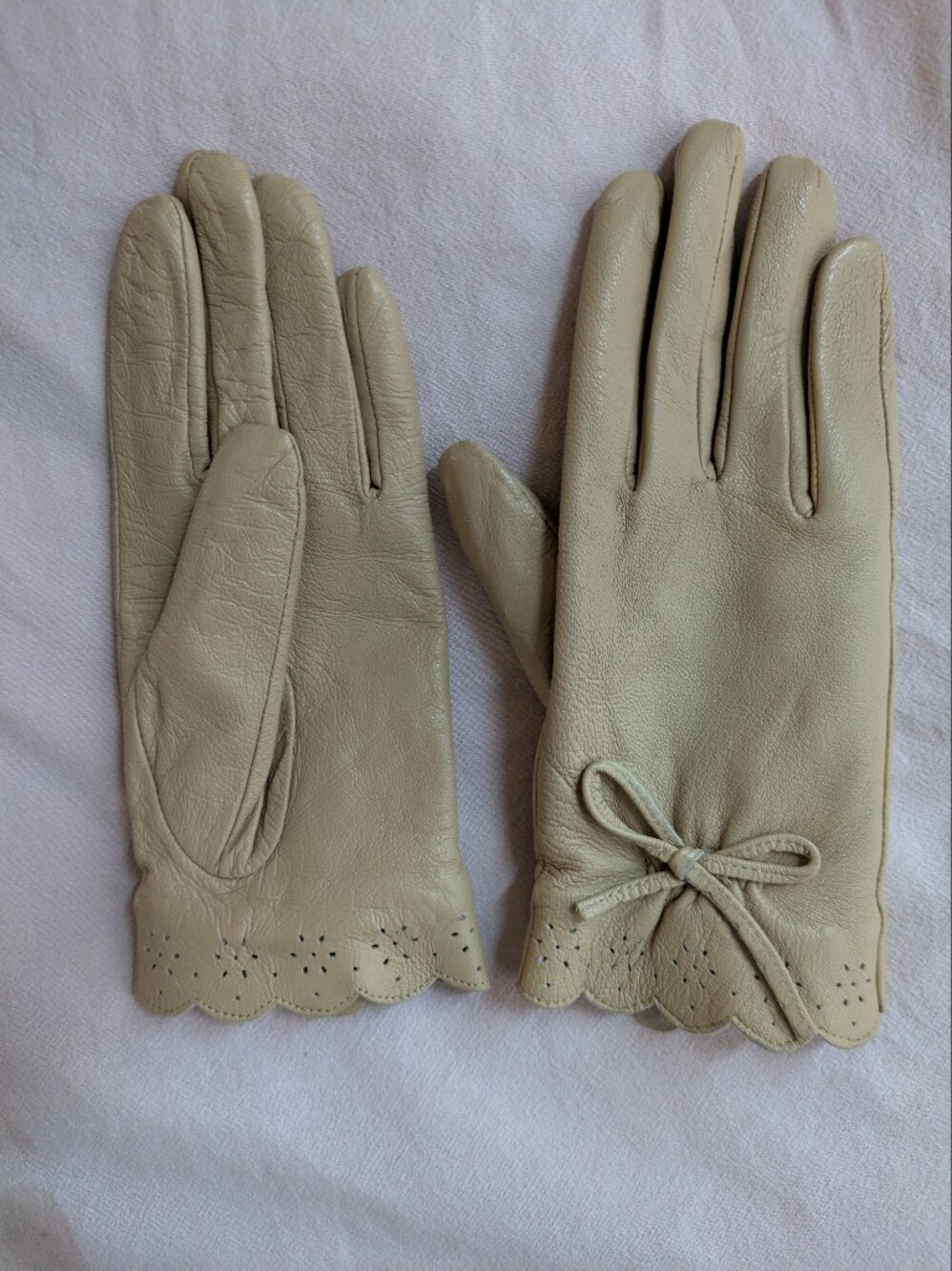 CARRY Tan Beige Genuine Leather Scalloped Bow Gloves Size S/M